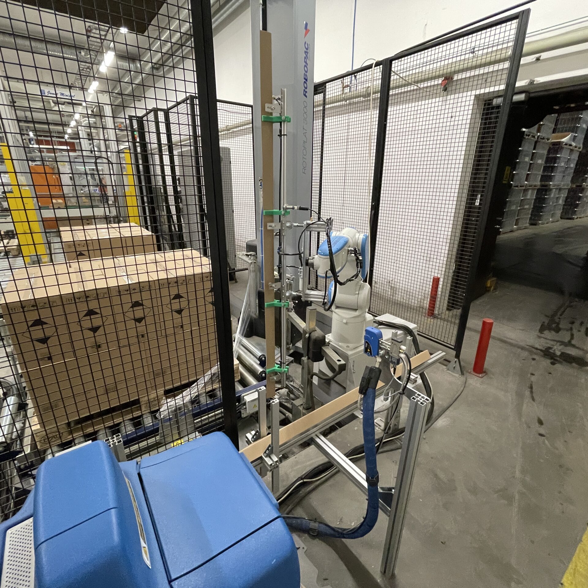 Robot corner protector applicator